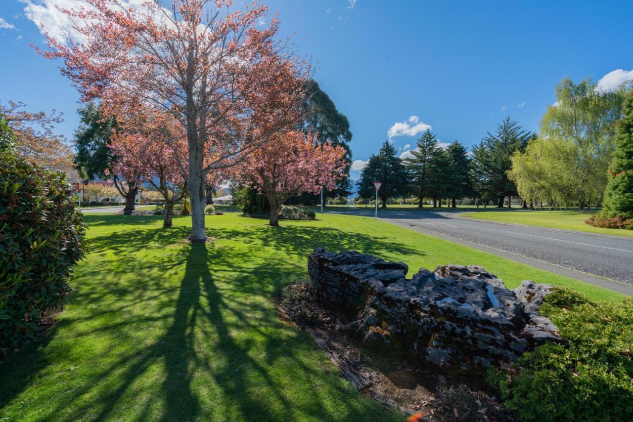 Asure Explorer Motel & Apartments Te Anau Bagian luar foto